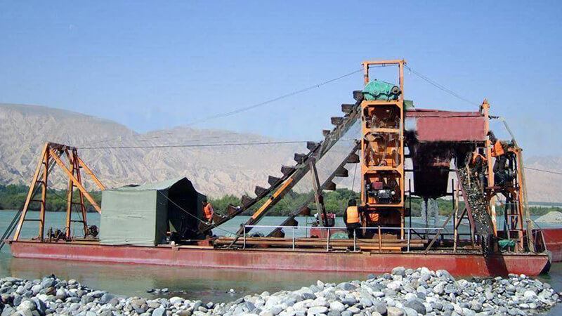 Chain bucket dredger
